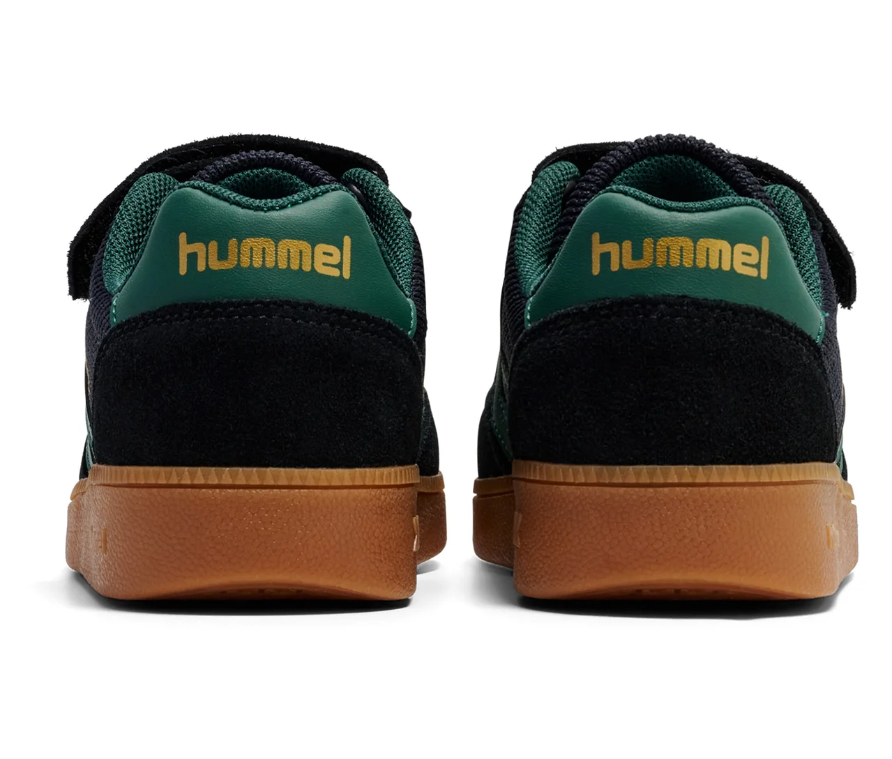 Rückansicht von zwei HUMMEL VM78 CPH JR Schuhen, die schwarz mit grünen und braunen Akzenten sind.