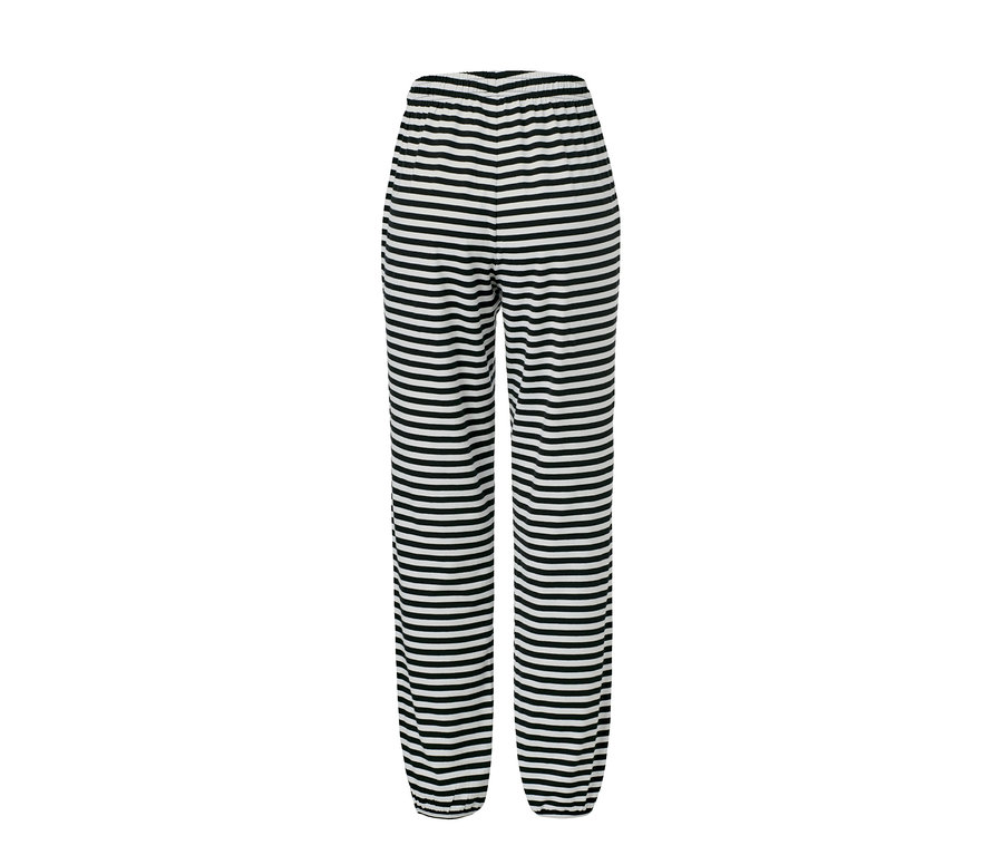 Eine Pyjamahose mit schwarzen und weißen horizontalen Streifen.