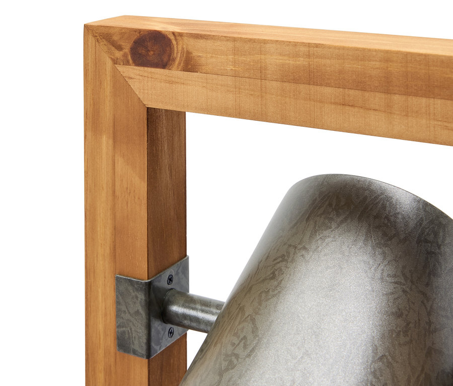 Detailaufnahme eines Holzrahmens mit einer Metalllampe.