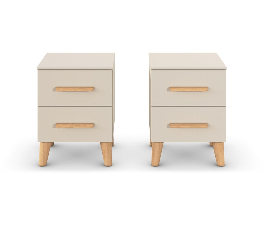 Zwei beige Nachttische mit je zwei Schubladen und Holzfüßen.