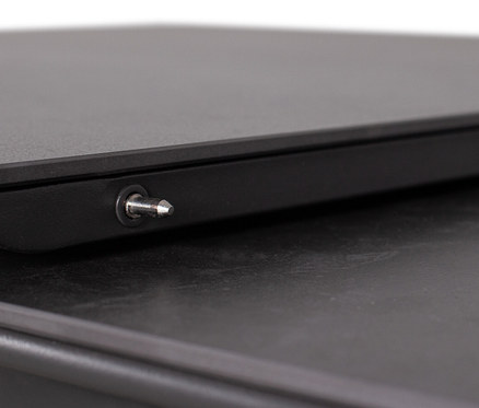 Detail eines steingrauen deVries Dining-Sets.