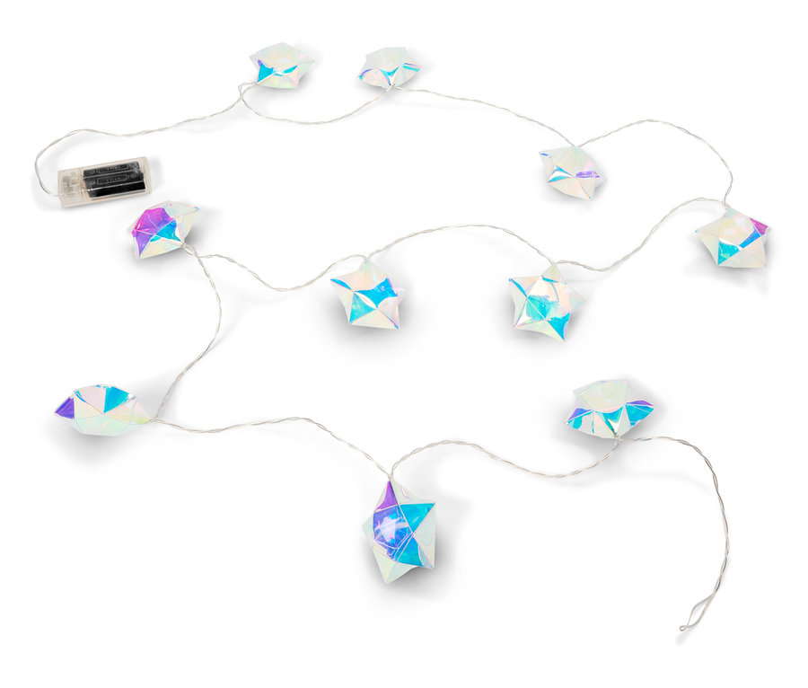 Eine Lichterkette in Sternform liegt auf einem weißen Hintergrund.