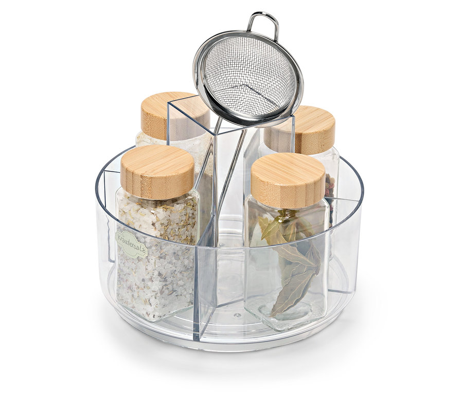 Fünf Glasdosen mit Holzdeckeln in einem Drehgestell. Eine Dose enthält Kräutersalz, auf dem Gestell befindet sich ein Edelstahlsieb.