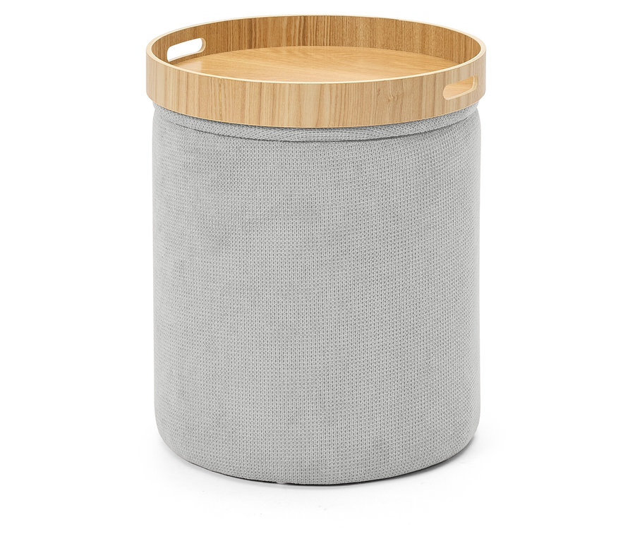 Ein grauer Hocker mit einem Holztablett auf einem weißen Hintergrund.