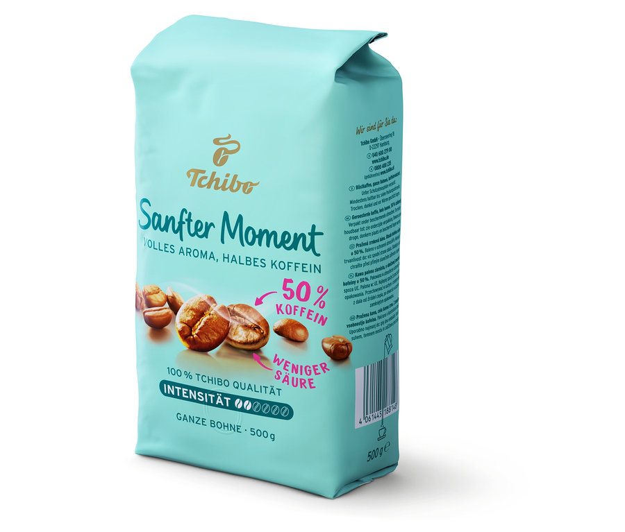 Eine Packung Tchibo Sanfter Moment - 4x 500g Ganze Bohne auf weißem Hintergrund.