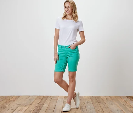 Frau posiert in Aqua Denim Shorts ‒ Fit »Lea« und weißem T-Shirt.