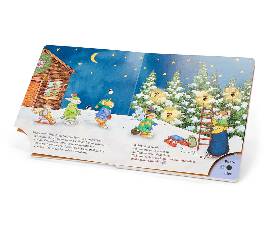 Die Buchillustration zeigt Tiere in einer Winterlandschaft mit beleuchteten Bäumen und einer Hütte.