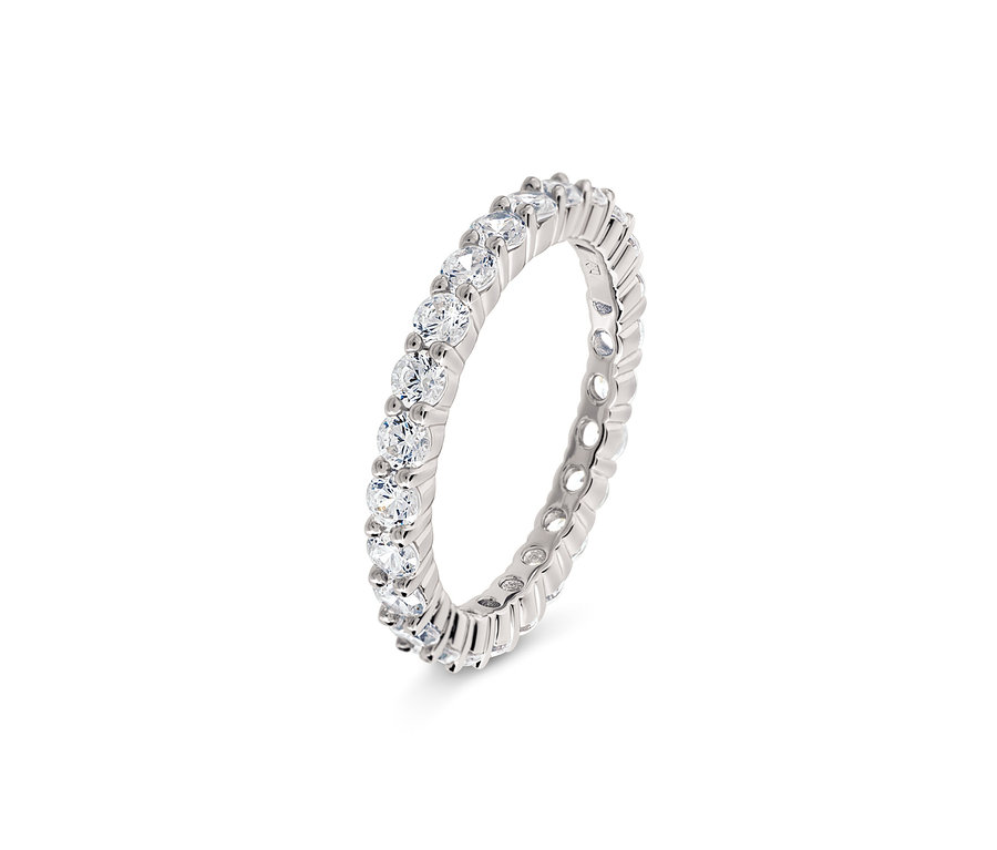 Silberner Ring mit kleinen, klaren Steinen rundherum.