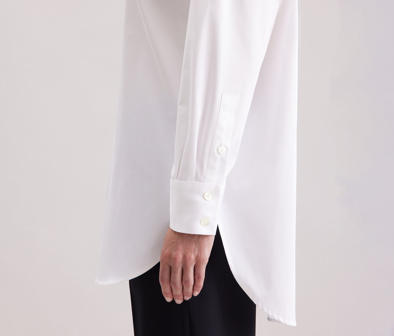 Frau trägt eine weiße Seidensticker Oversize Longbluse.