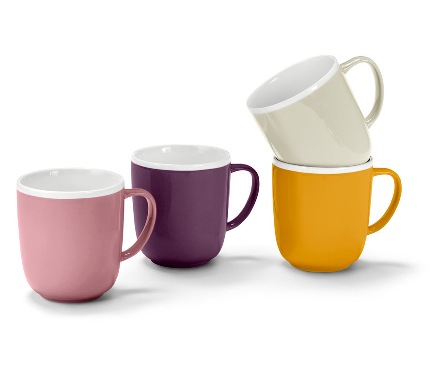 Vier verschiedenfarbige Tassen (rosa, lila, gelb und beige) stehen auf einem weißen Hintergrund, eine auf der anderen.