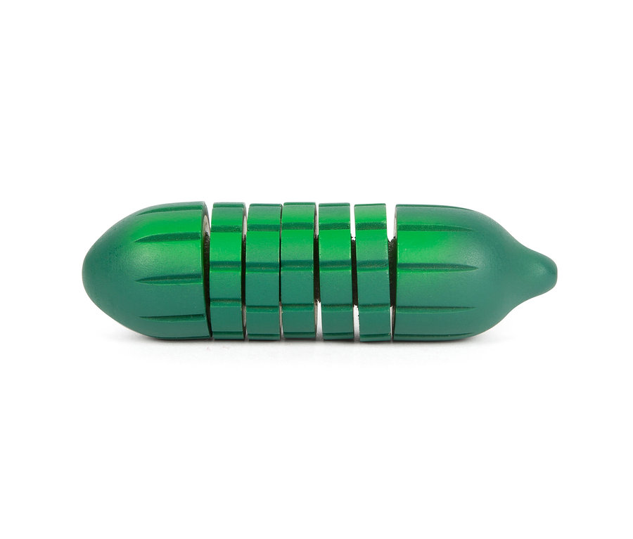 Eine grüne Gurke aus dem small foot Schneide-Set Salat »fresh« ist in Stücke geschnitten.