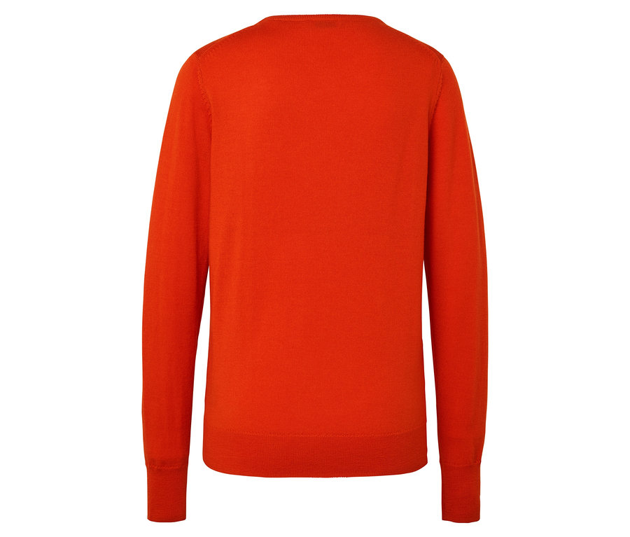 Detailansicht der Rückseite eines orangefarbenen Langarmpullovers.