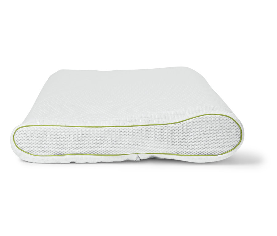 Weißes Kissen mit grünem Rand auf weißem Hintergrund.