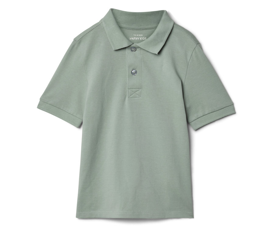 Ein hellgrünes Poloshirt für Kinder liegt auf einem weißen Hintergrund.