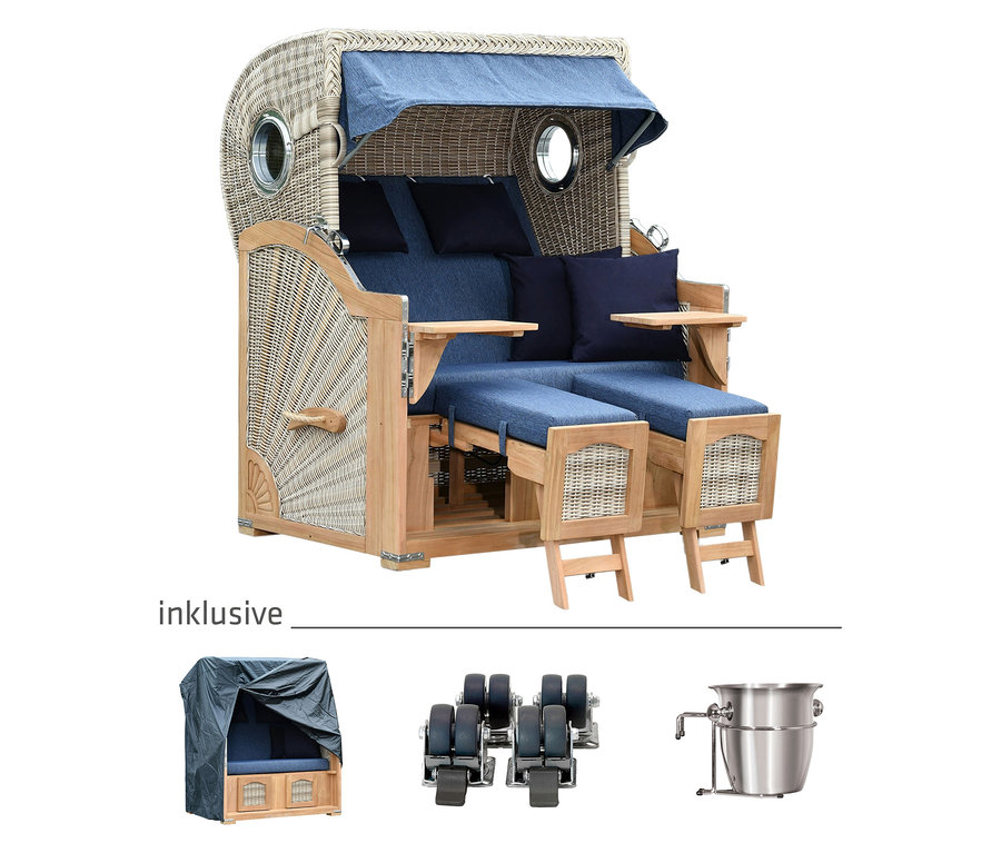 Strandkorb aus Korbgeflecht mit blauen Kissen und ausziehbaren Fußstützen.