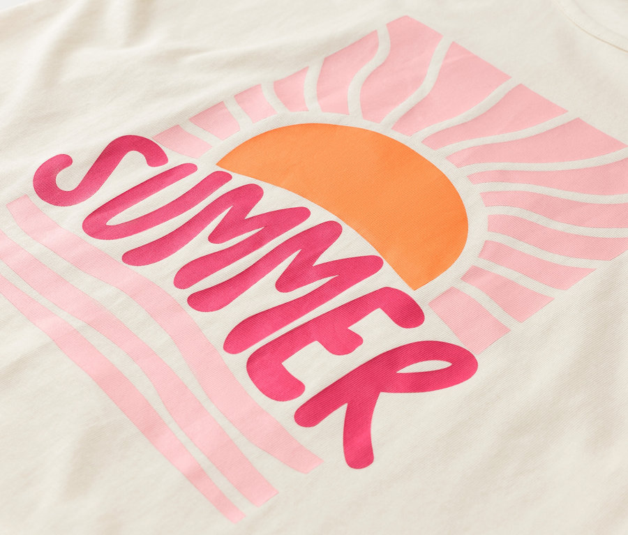 Auf einem cremefarbenen Stoff ist ein rosafarbener "Summer"-Schriftzug und ein orangefarbener Sonnenaufgang abgebildet.