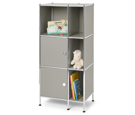 Graues Regal mit Spielzeugdoktorkoffer, Stofftier und Büchern.