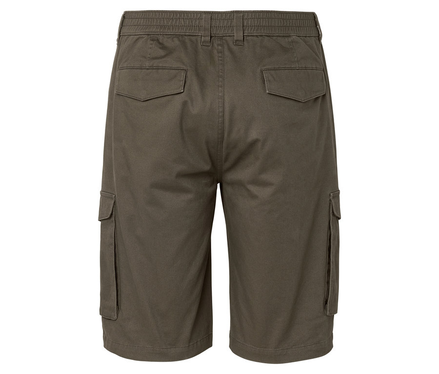 Nahaufnahme der Rückseite von olivgrünen Cargoshorts mit Taschen.