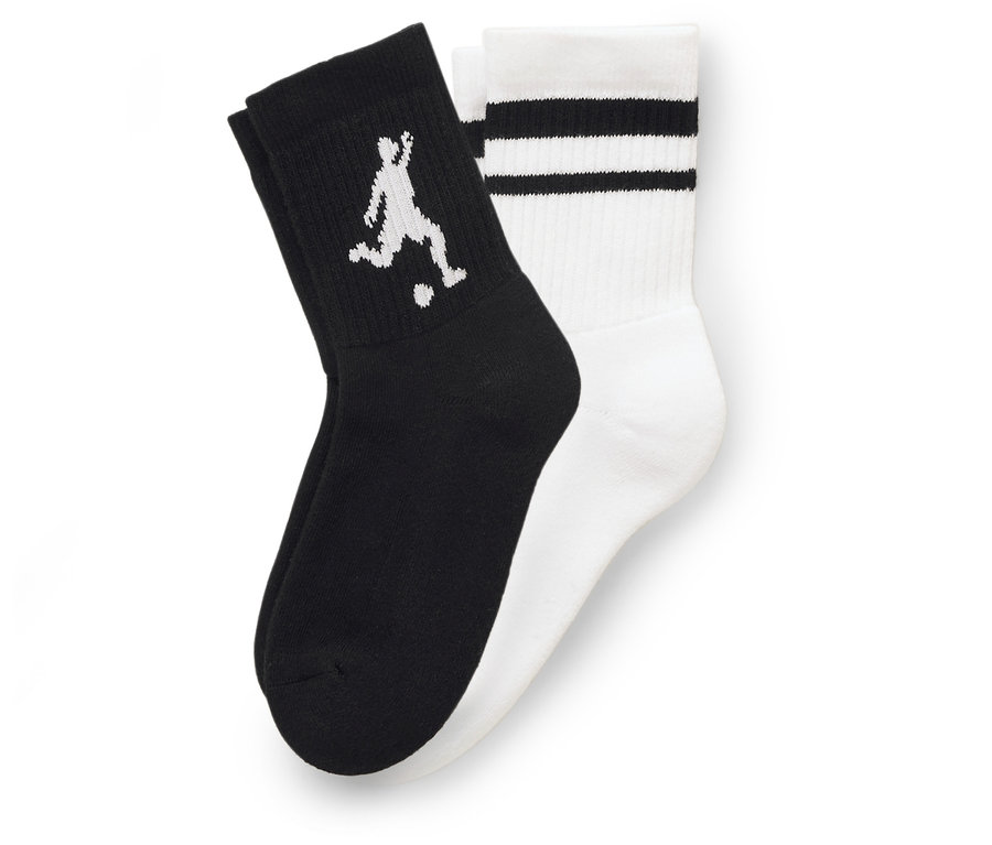 Zwei Socken liegen nebeneinander, eine schwarz mit einem weißen Fußballspieler, die andere weiß mit drei schwarzen Streifen.