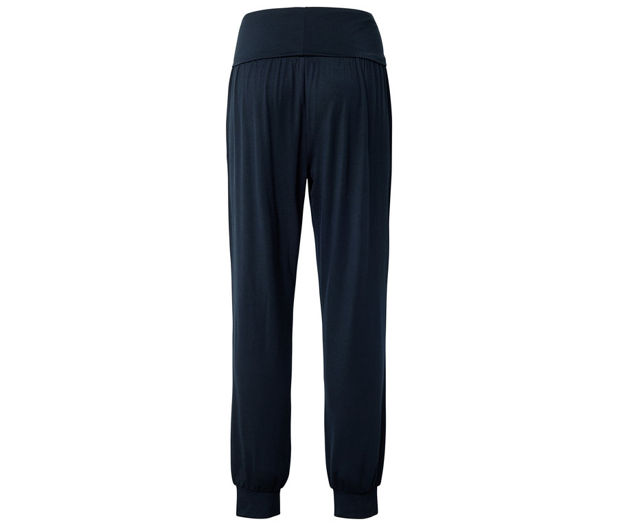 Dunkelblaue, lange Hose mit breitem, umgeschlagenem Bund und elastischen Bündchen an den Knöcheln.
