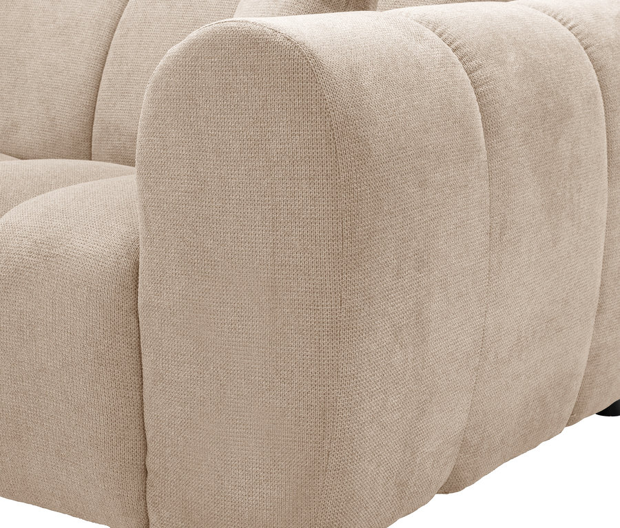 Detailansicht eines beigen Stoffsofas mit Armlehne.