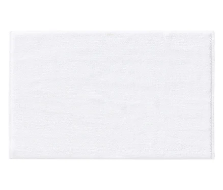 Ein weißes, rechteckiges Handtuch liegt flach. Die Textur des Stoffes ist leicht sichtbar.