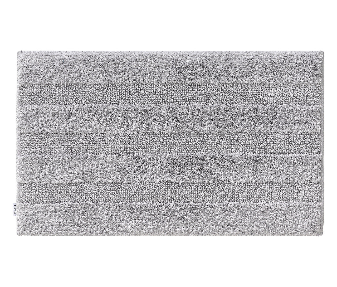 Ein grauer Badteppich liegt auf einem weißen Hintergrund.