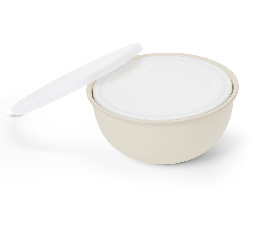 Beige Schüssel mit weißem Deckel, wobei ein Teil des Deckels abseits der Schüssel liegt.