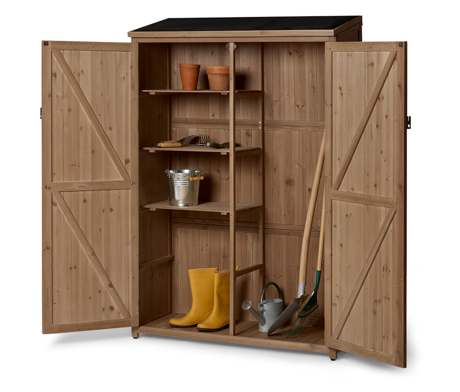 Offener Holzschrank mit Regalen. Darauf Töpfe, Werkzeuge, Eimer, gelbe Gummistiefel, Gießkanne, Schaufel und Rechen.