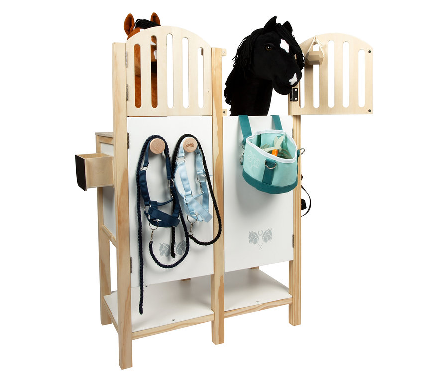 small foot Hobby-Horse-Pferdestall mit zwei Steckenpferden, Zaumzeug und Tasche.