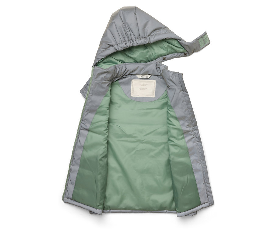 Geöffnete, grau-grüne Jacke mit Kapuze, Reißverschluss und grüner Innenseite liegt auf weißem Grund.