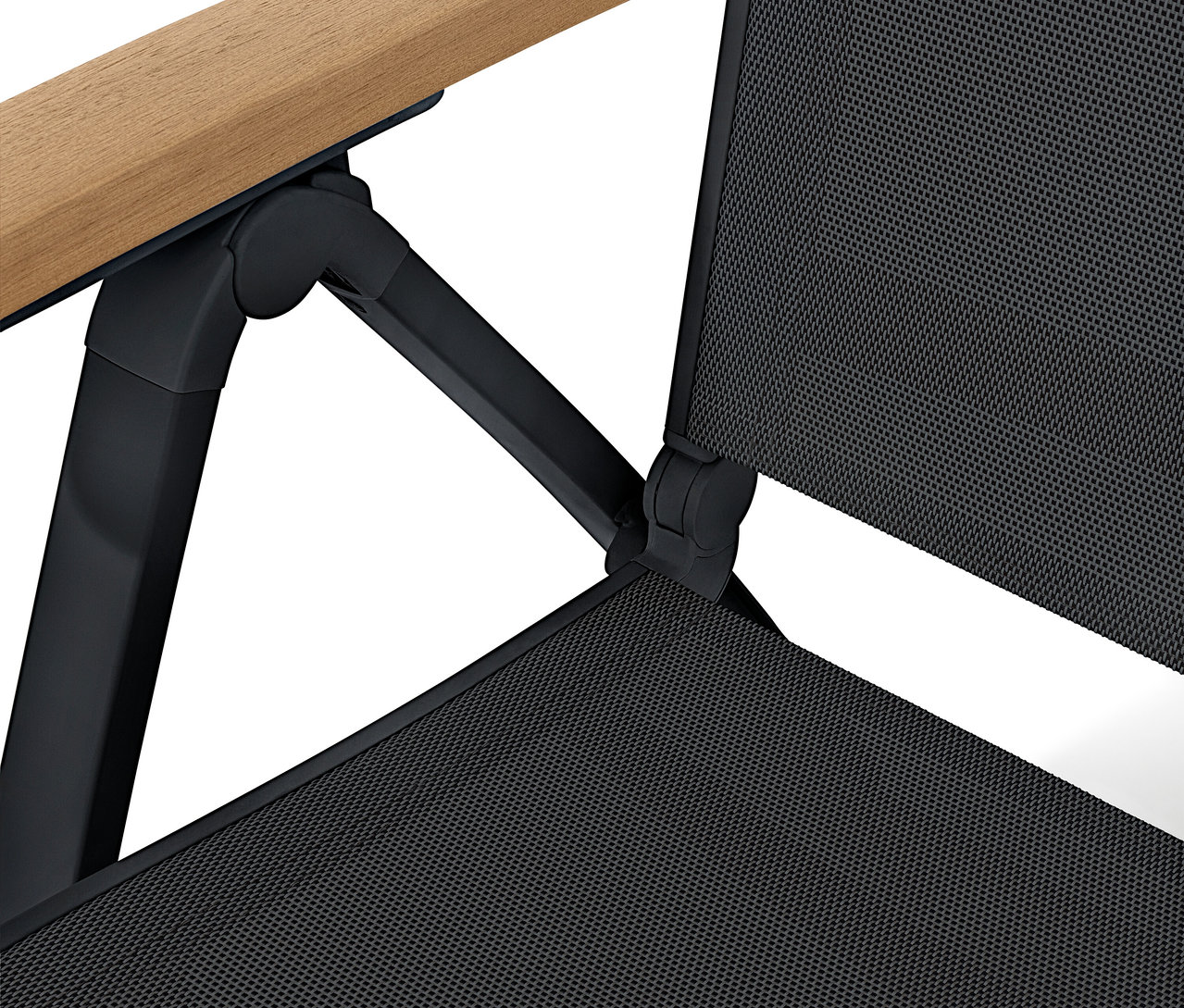 Detailansicht eines Stuhls mit schwarzem Netzgewebe und hellen Holzarmlehnen.