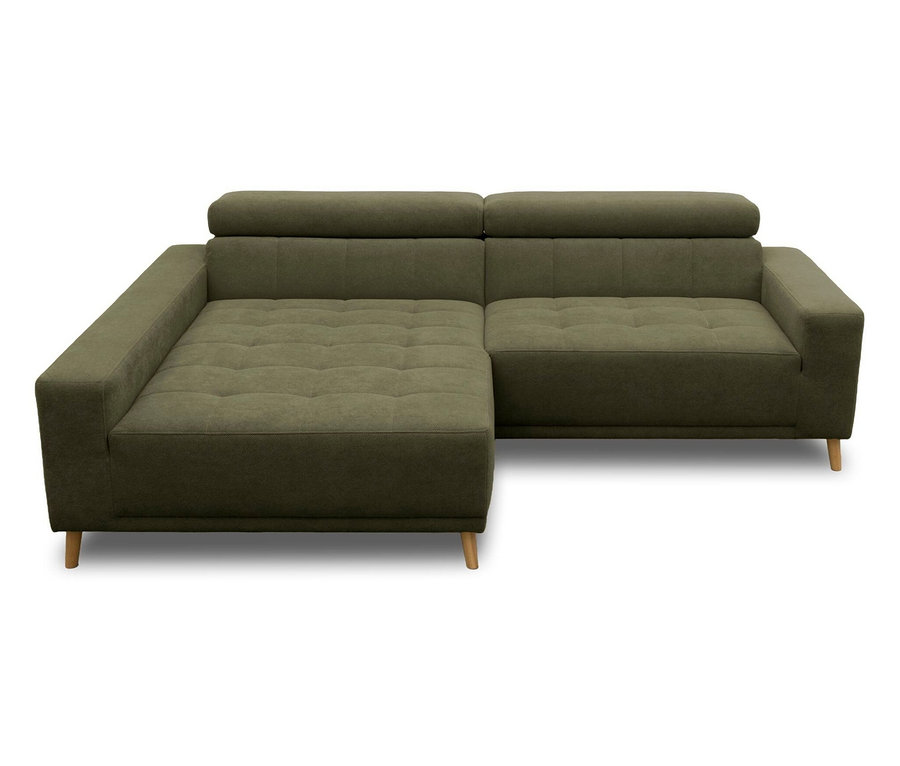 Dunkelolivgrünes L-förmiges Ecksofa mit geknöpften Sitzen, verstellbaren Kopfstützen und hellen Holzbeinen vor weißem Hintergrund.
