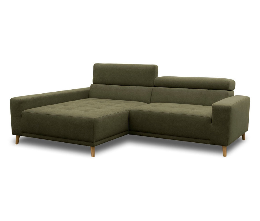 Ein L-förmiges, olivgrünes Sofa mit einer Chaiselongue auf der linken Seite, mit getufteter Sitzfläche und verstellbaren Rückenlehnen, getragen von hellen Holzbeinen.