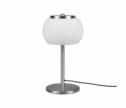 Trio LED-Tischleuchte »Madison« mit weißem, kugelförmigem Glasschirm und gebürstetem silbernem Metallsockel. Ein schwarzes Kabel ist sichtbar.