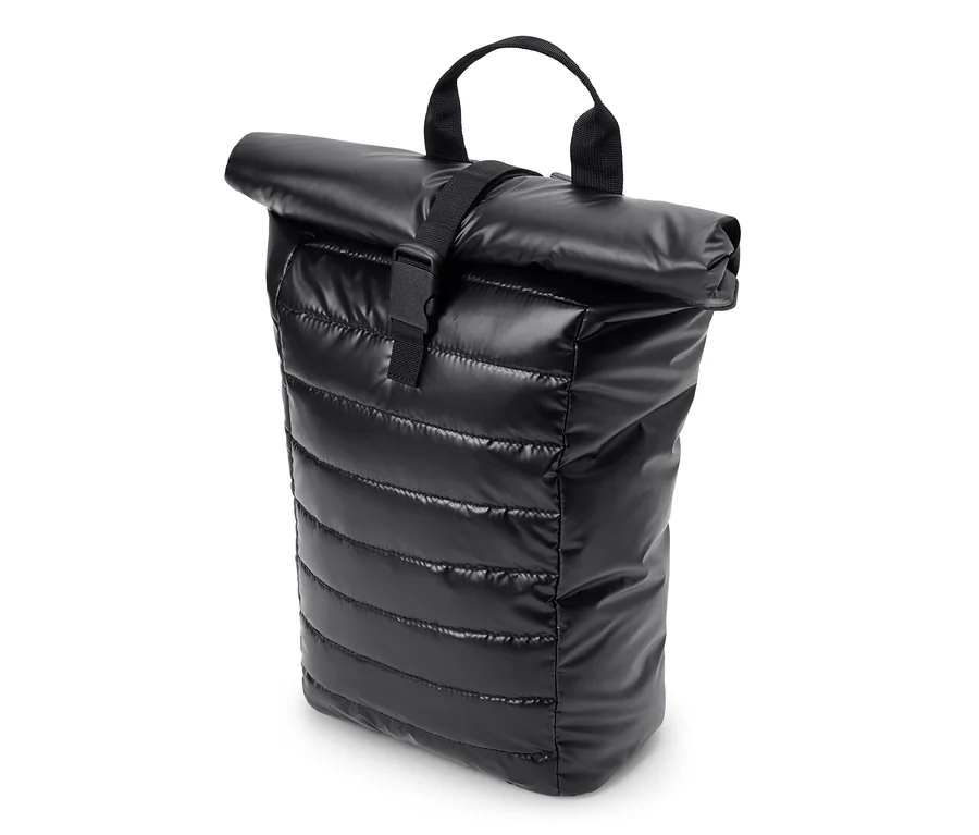 Schwarzer, glänzender, gepolsterter Outdoor-Rucksack mit Rollverschluss, der mit einem schwarzen Riemen und Schnalle gesichert ist, und einem Tragegriff.