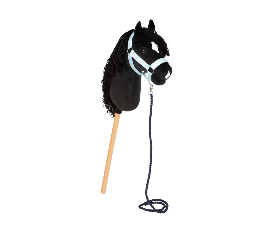 Schwarzes small foot Hobby-Horse »Melodie« mit weißer Blesse, hellblauer Trense und dunkler Leine auf einem Holzstab.