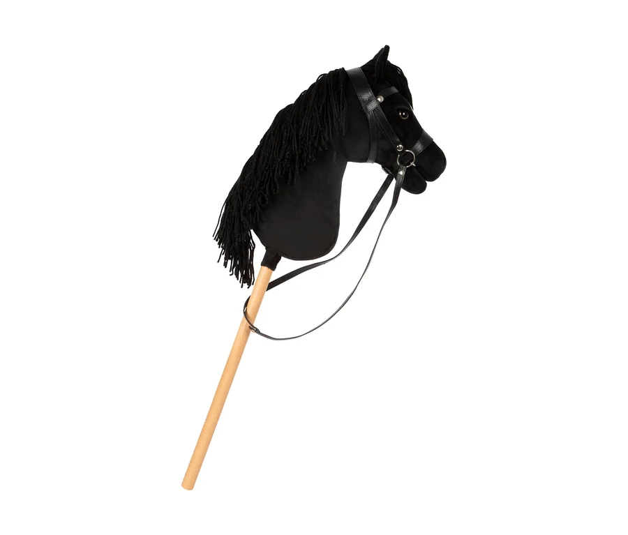 Schwarzes small foot Hobby-Horse »Melodie« aus Plüsch mit schwarzer Garnmähne und Zaumzeug auf einem Holzstab.