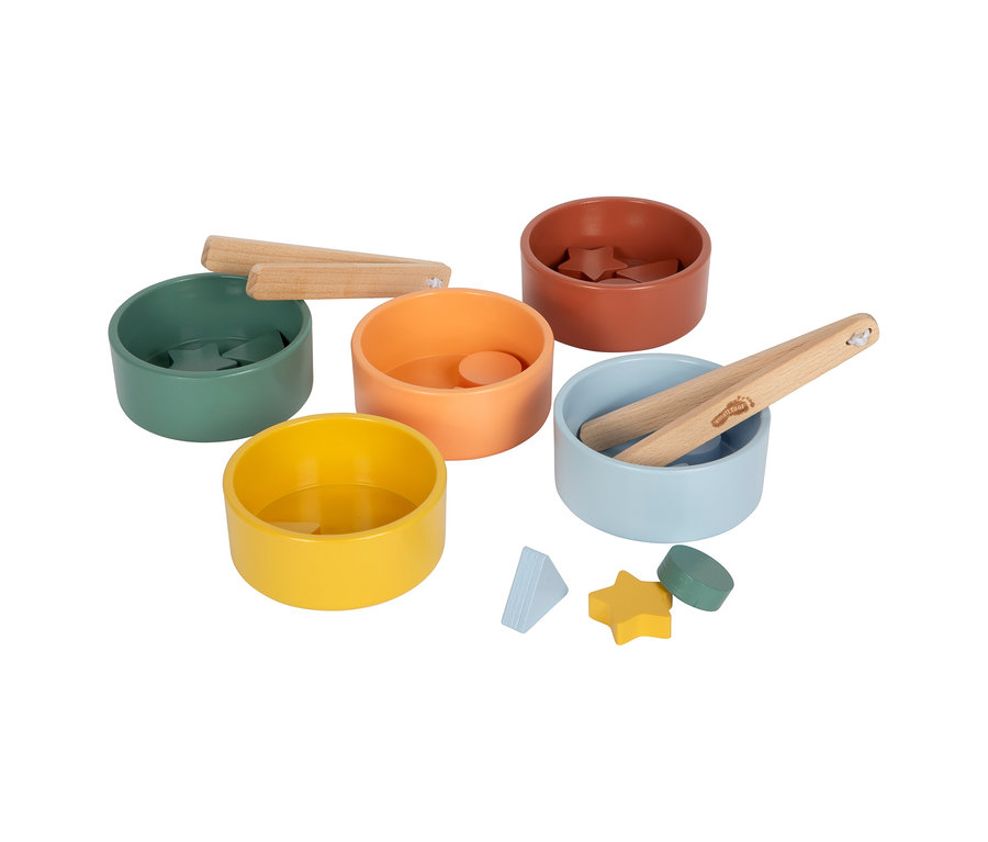 Fünf bunte Schalen, zwei Holzzangen und kleine Holzformen des small foot Montessori-Bundle 1.