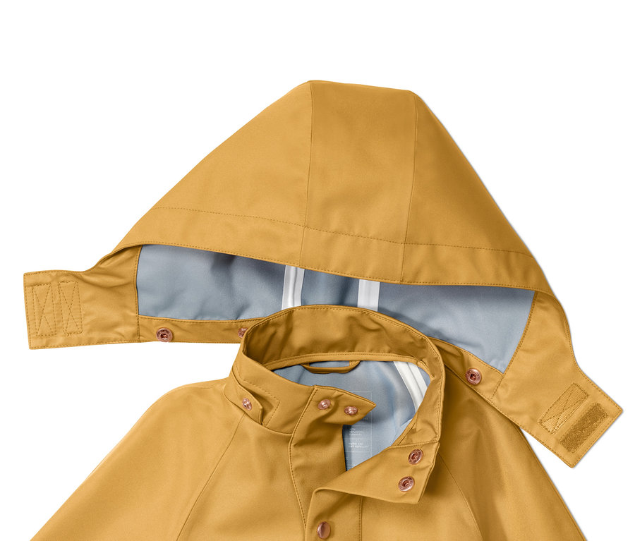Detailansicht einer gelben Regenjacke aus recyceltem Material mit Kapuze.