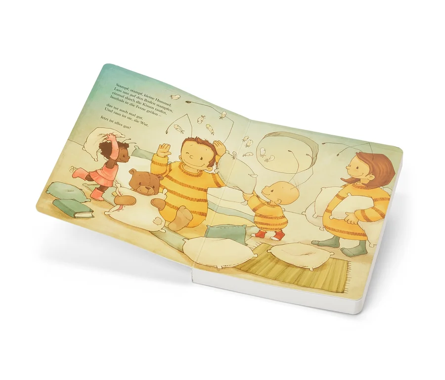 Illustration aus dem Buch »Die Baby-Hummel Bommel« zeigt Kinder, die eine Kissenschlacht machen.