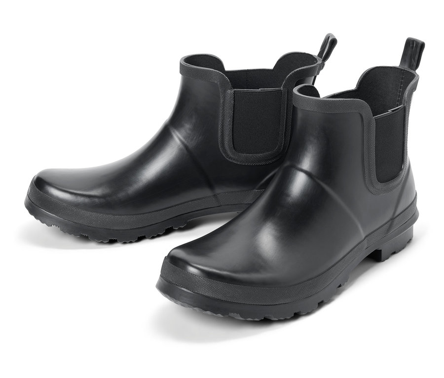 Zwei schwarze Gummistiefel auf weißem Hintergrund.