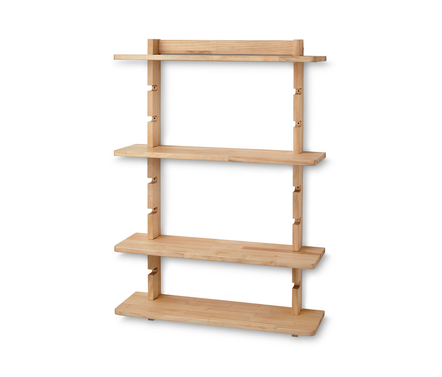 Ein Wandregal mit verstellbaren Böden aus hellem Holz.