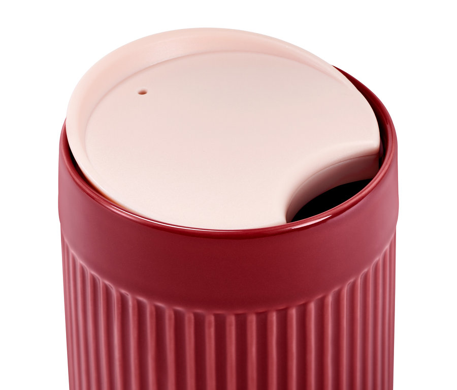 Detailaufnahme eines Porzellanbechers mit Deckel, Berry.