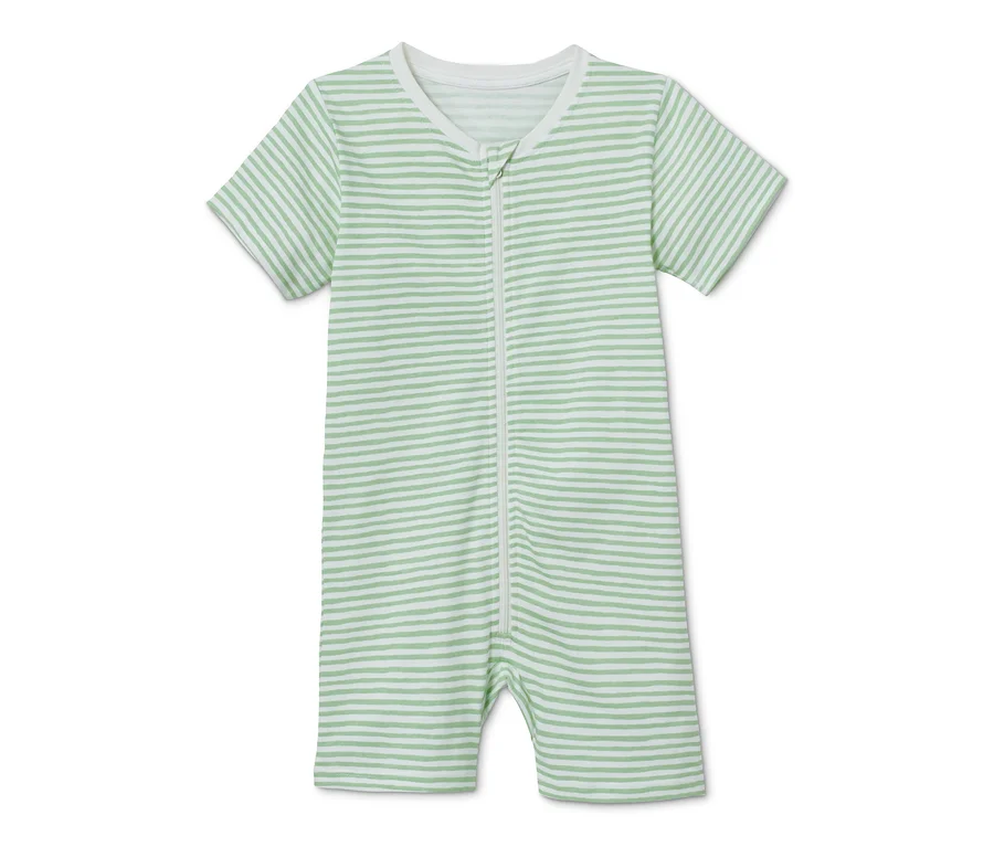 Ein grün-blau gestreifter Shorty-Pyjama.