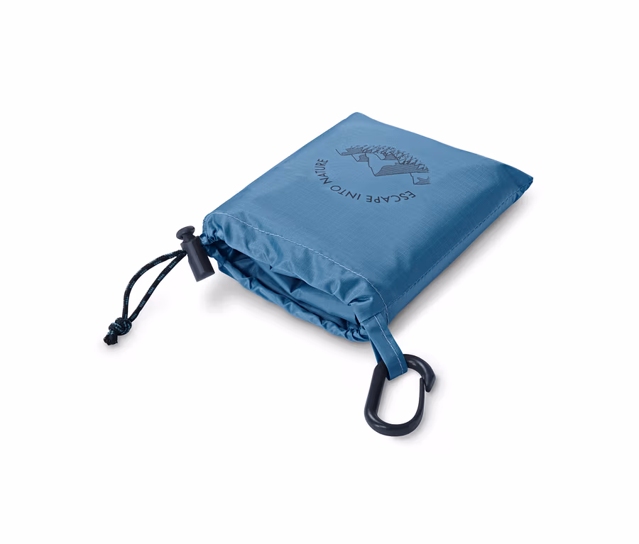 Zusammengefaltete blaue Mini-Picknickdecke mit Kordelzug.