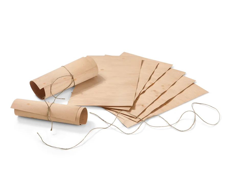 Zwei Rollen und ein Stapel Wrap-Grillpapier aus Buchenholz, mit Schnur gebunden.