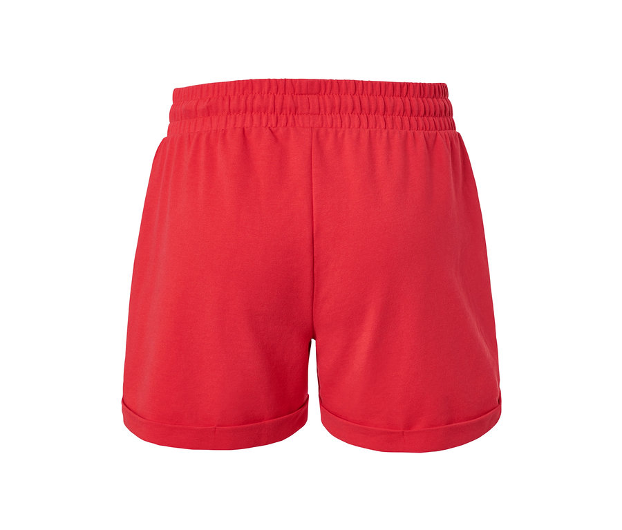 Rote Sweatshorts.