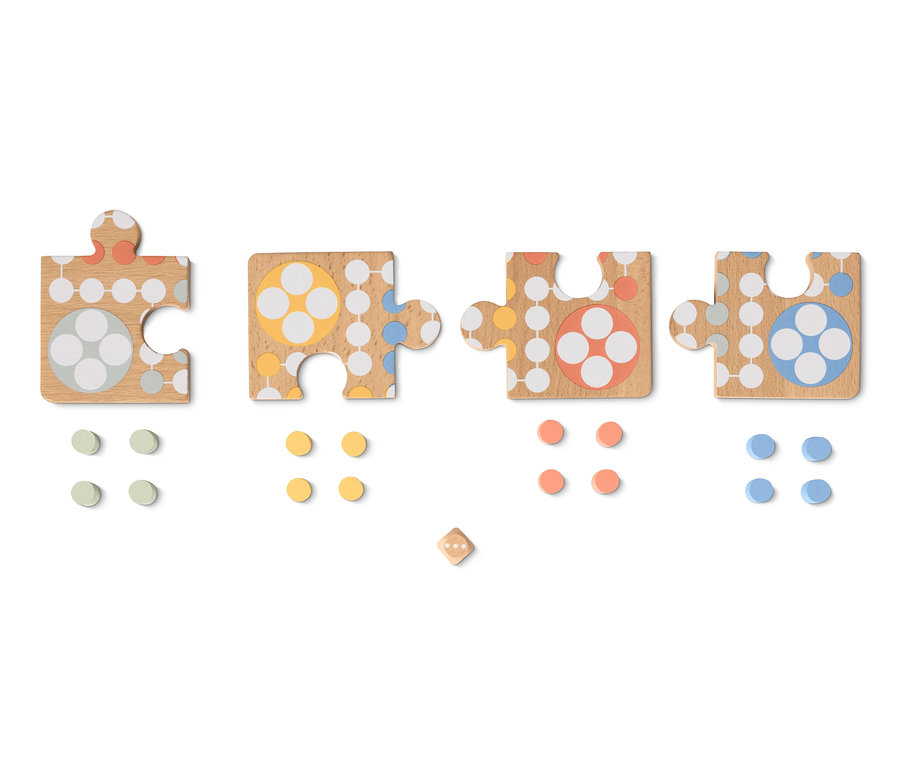 Vier Puzzleteile des Ludo-Puzzles und farbige Spielsteine auf weißem Hintergrund.