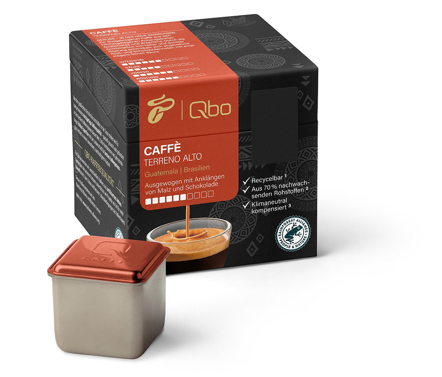 Eine Packung Qbo Caffè TERRENO ALTO - 8 Kapseln und eine Kapsel.